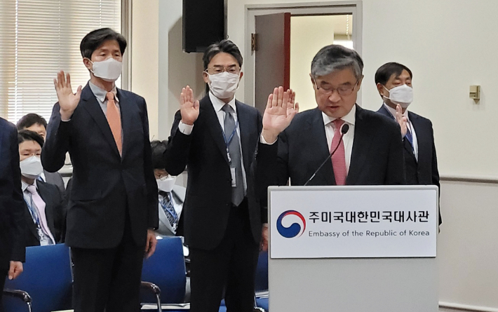 조태용 주미한국대사가 12일(현지시간) 주미한국대사관에서 열린 국정감사에서 선서하고 있다. 연합뉴스