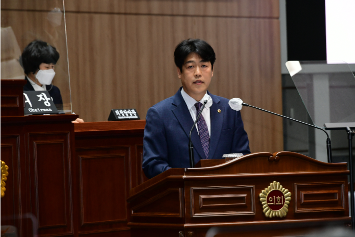 13일 강수훈 광주광역시의원 시정 질문 모습. 광주광역시의회 제공