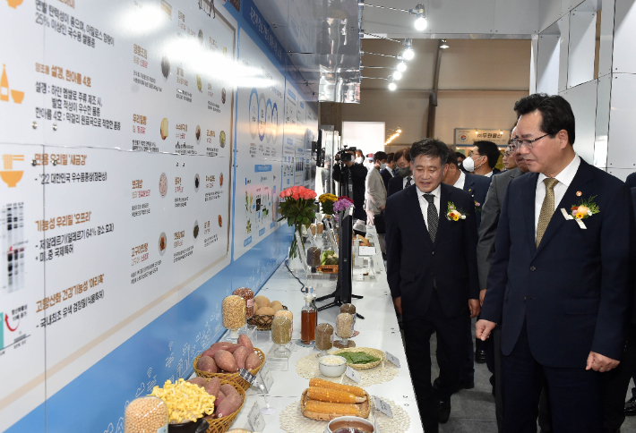 13일 개막한 2022국제종자박람회, 정황근 농식품부 장관이 전시관을 둘러보고 있다. 김제시 제공