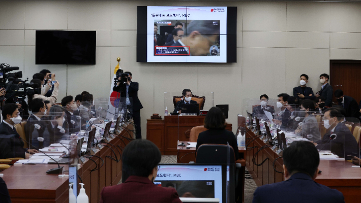 국민의힘 윤두현 의원이 13일 오전 국회 과학기술정보방송통신위원회에서 열린 방송문화진흥회·한국방송광고진흥공사 등에 대한 국정감사에서 윤석열 대통령의 순방 중 발언과 관련한 MBC 보도에 대해 질의하고 있다. 연합뉴스