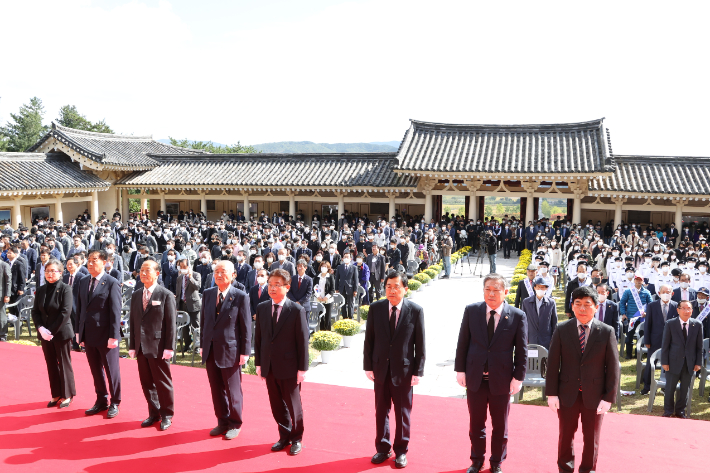 이철우 경북지사와 주낙영 경주시장 등 내빈들이 헌화 및 분향을 하고 있다. 경주시 제공