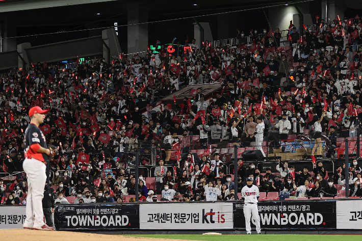 16년 만에 수원에서 열린 KBO 포스트시즌의 열기. 연합뉴스