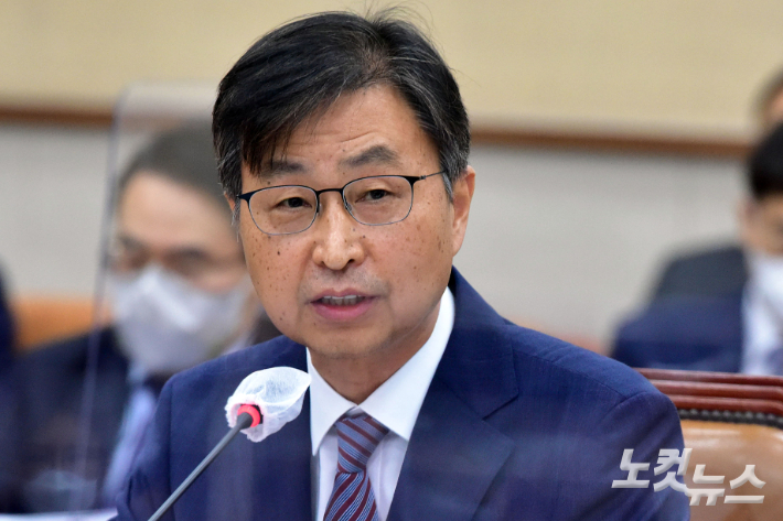 최재해 감사원장이 지난 11일 서울 여의도 국회에서 열린 법제사법위원회의 감사원 국정감사에서 의원 질의에 답변을 하고 있다. 윤창원 기자