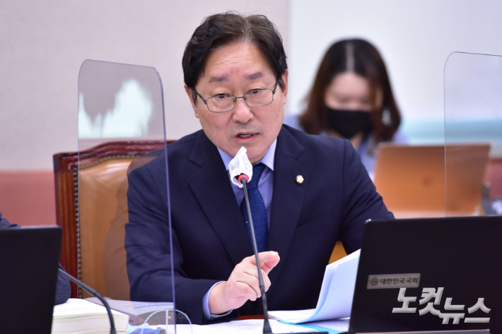 더불어민주당 박범계 의원이 지난 13일 서울 여의도 국회에서 열린 법제사법위원회의 고위공직자범죄수사처에 대한 국정감사에서 질의를 하고 있다. 윤창원 기자