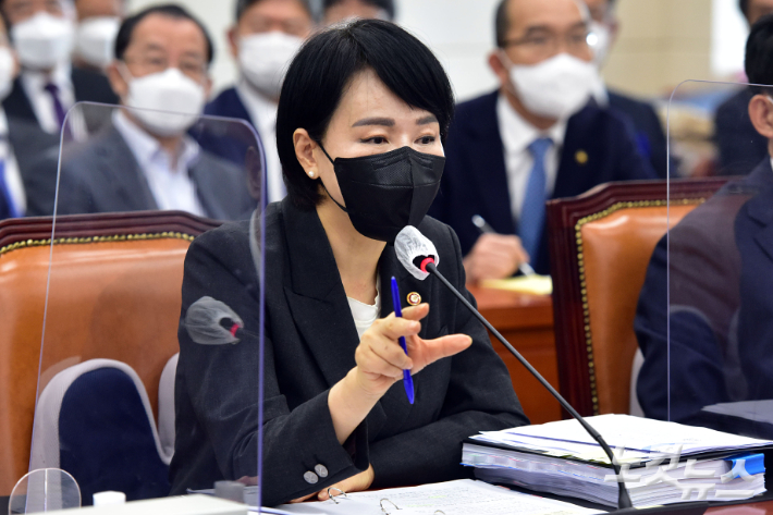 전현희 국민권익위원장이 지난 13일 서울 여의도 국회에서 열린 정무위원회의 국민권익위원회, 국가보훈처 등에 대한 국정감사에서 의원 질의에 답변을 하고 있다. 윤창원 기자