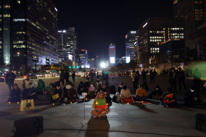 13일 서울 광화문광장 놀이마당에서 광화문광장 집회의 권리 쟁취 공동행동 관계자 등이 '광화문광장에서 집회는 우리의 권리'라는 주제로 집회를 하고 있다. 연합뉴스