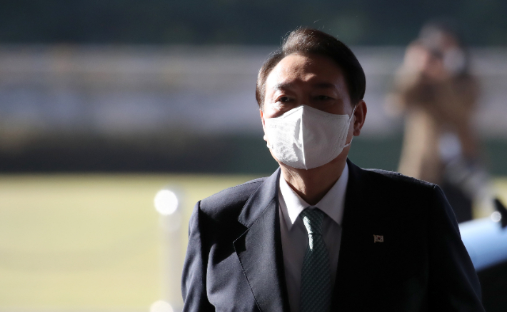 윤석열 대통령이 지난 13일 서울 용산 대통령실 청사로 출근하고 있다. 연합뉴스