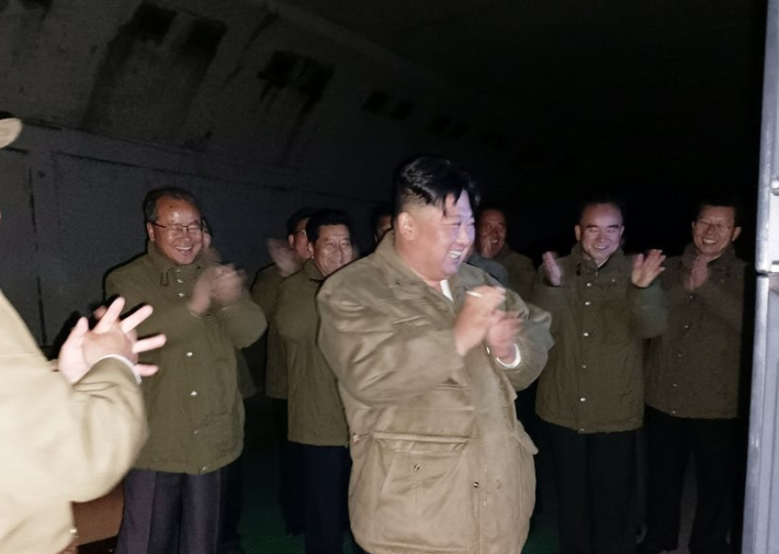 북한 김정은 국무위원장이 12일 전술핵운용부대에 배치된 장거리전략순항미사일 시험발사를 현지에서 지도했다고 조선중앙통신이 13일 보도했다. 발사된 2기의 장거리전략순항미사일은 조선 서해 상공에 설정된 타원 및 8자형 비행궤도를 따라 1만234초를 비행해 2천㎞ 계선의 표적을 명중타격했다고 통신은 전했다. 연합뉴스