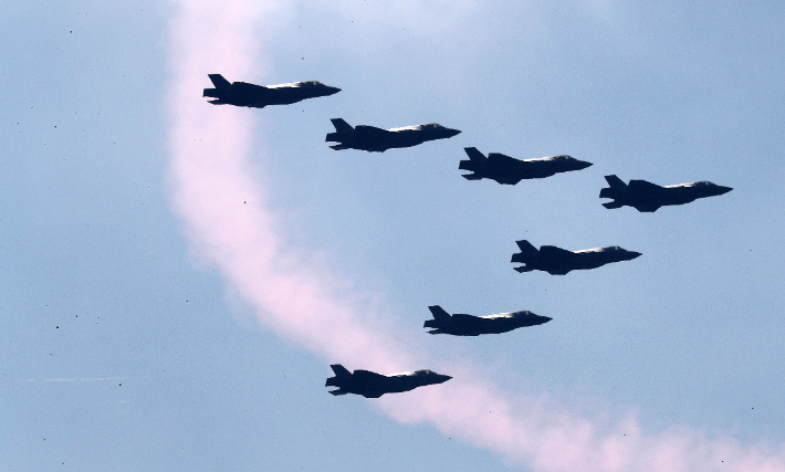 지난달 29일 충남 계룡시 계룡대에서 열린 제74주년 국군의날 미디어데이 행사에서 F-35A 편대가 기동시범을 선보이는 모습. 연합뉴스