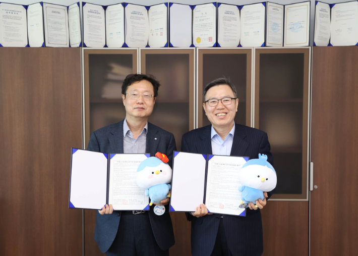 이숭인 부행장(왼쪽)과 정태옥 경북대 데이터사이언스대학원장. DGB대구은행 제공