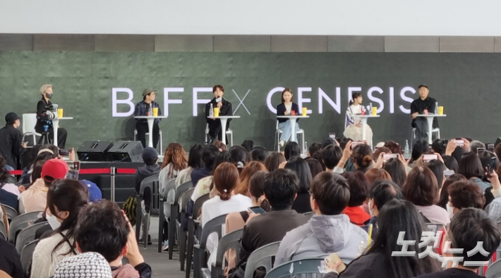 제27회 부산국제영화제가 열린 영화의전당에서 영화 '고속도로 가족' 무대인사가 진행되고 있다. 김혜민 기자