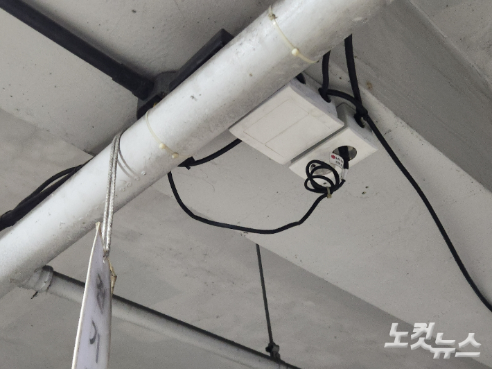 광주 서구의 한 아파트 지하주차장. 전기 콘센트가 위험하게 노출돼 있다. 박성은 기자