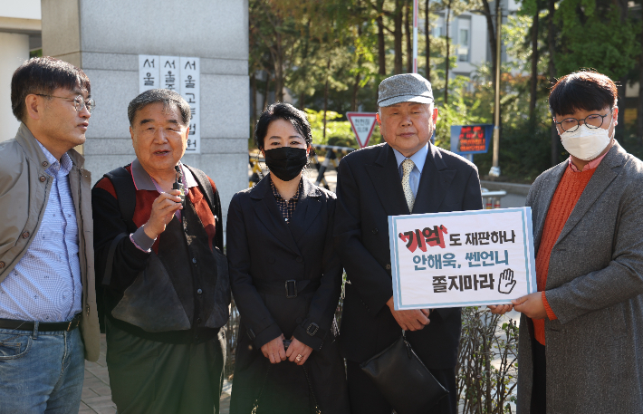 윤석열 대통령 부인 김건희 여사와 관련해 이른바 '쥴리 의혹'을 제기한 안해욱 전 대한초등학교태권도협회장(오른쪽 두번째) 등이 13일 오전 서울중앙지법에서 열리는 1심 1회 공판준비기일에 출석하기 전 카메라 앞에 서 있다. 연합뉴스