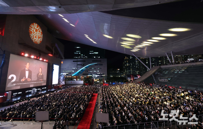 5일 오후 부산 해운대구 영화의전당에서 '제27회 부산국제영화제(BIFF)' 개막식이 열리고 있다. 이번 영화제는 배우 류준열과 전여빈의 사회로 진행되는 개막식을 열고 오는 14일까지 10일간의 여정에 돌입한다. 올해는 사회적 거리 두기 없이 좌석의 100%를 사용하고 중단됐던 아시아영화 지원프로그램을 전면 재개한다. 부산=황진환 기자