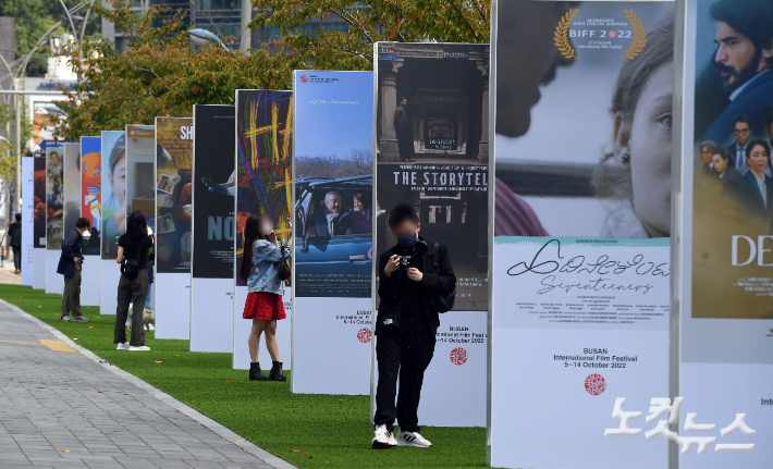 제27회 부산국제영화제(BIFF) 개막일인 5일 부산 해운대구 영화의전당에서 앞에서 영화팬들이 기념촬영을 하고 있다. 영화의전당 야외극장에서 개막하는 이번 영화제는 배우 류준열과 전여빈의 사회로 진행되는 개막식을 열고 오는 14일까지 10일간의 여정에 돌입한다. 올해는 사회적 거리 두기 없이 좌석의 100%를 사용하고 중단됐던 아시아영화 지원프로그램을 전면 재개한다. 부산=황진환 기자