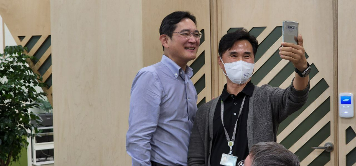 이재용 삼성전자 부회장이 8월 19일 경기도 화성시 삼성전자 화성캠퍼스에서 임직원들과의 간담회에서 기념촬영 하고 있다. 삼성전자 제공