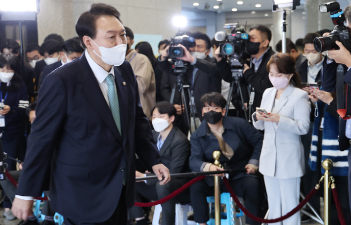 윤석열 대통령이 13일 오전 서울 용산 대통령실 청사에서 출근길 기자들과 질의응답을 마친 뒤 집무실로 향하고 있다. 연합뉴스