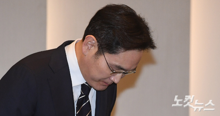 이재용 부회장이 지난 2020년 5월 대국민발표에 앞서 고개를 숙이는 모습.