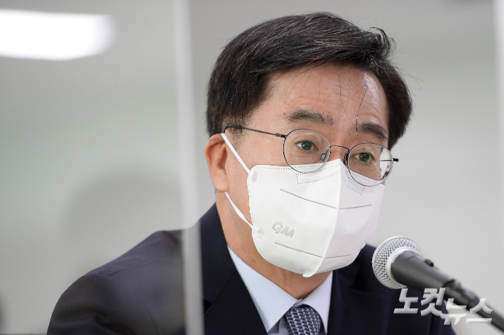 김동연 경기도지사가 14일 경기도 수원시 경기도청에서 열린 국회 국토교통위원회의 경기도에 대한 국정감사에서 의원 질의에 답하고 있다. 박종민 기자