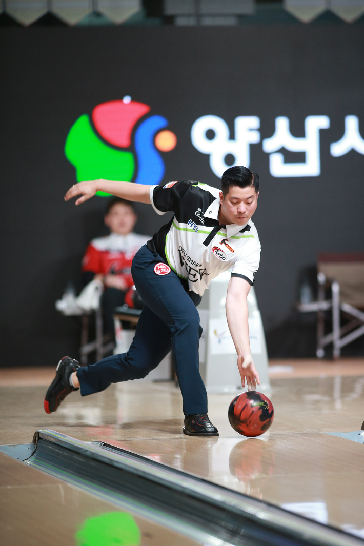 박근우가 13일 '2022 양산컵 SBS 프로볼링대회' 결승전에서 샷을 구사하고 있다. KPBA