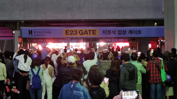 15일 BTS 부산 콘서트가 열린 부산아시아드주경기장 내부에 입장하지 못한 팬들이 게이트 틈 사이로 내부를 살피고 있다. 김혜민 기자