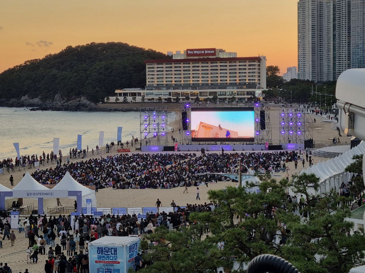 15일 BTS 부산콘서트 '라이브 플레이' 무대가 마련된 해운대해수욕장에 팬들이 입장해 공연을 기다리고 있다. 박진홍 기자