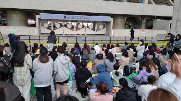 15일 BTS 부산콘서트가 열린 부산아시아드주경기장 앞에 입장권을 구하지 못한 팬들이 삼삼오오 모여 있다. 김혜민 기자