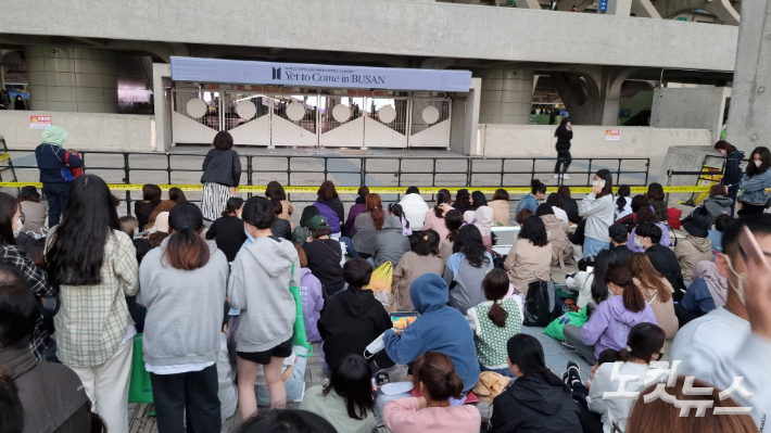 15일 BTS 부산콘서트가 열린 부산아시아드주경기장 앞에 입장권을 구하지 못한 팬들이 삼삼오오 모여 있다. 김혜민 기자
