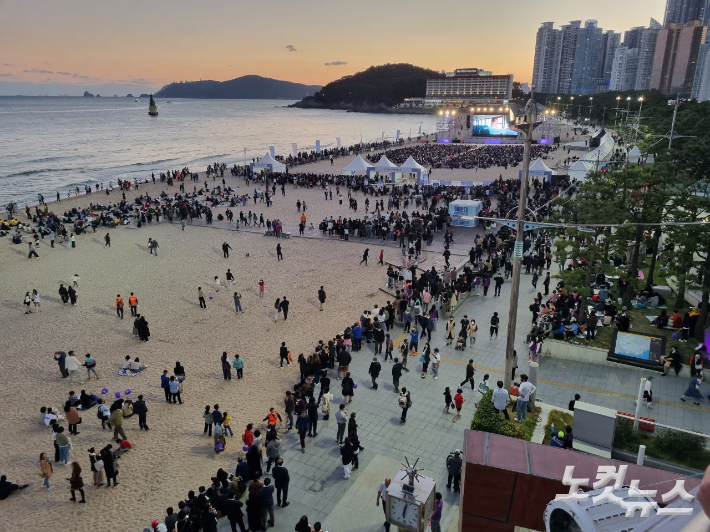 15일 BTS 부산콘서트 '라이브 플레이' 무대가 마련된 해운대해수욕장 주변이 인파로 북적이는 모습. 박진홍 기자