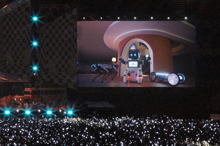 현대자동차 미래 로보틱스 비전이 담긴 브랜드 영상이 방탄소년단 부산 콘서트에서 상영되고 있다. 위버스 캡처