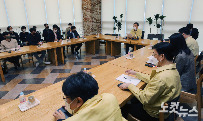 이종호 과학기술부 장관이 16일 오전 경기 성남시 분당구 SK C&C 판교캠퍼스에서 열린 카카오 데이터센터 화재 관련 간담회에서 모두발언을 하고 있다. 윤창원 기자