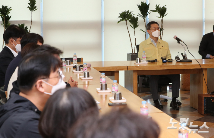 이종호 과학기술부 장관이 16일 오전 경기 성남시 분당구 SK C&C 판교캠퍼스에서 열린 카카오 데이터센터 화재 관련 간담회에서 모두발언을 하고 있다. 윤창원 기자