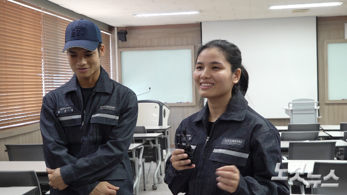 서정대학교를 졸업하고, E-7비자 제도를 통해 현대삼호중공업 협력업체에 입사한 부티한(오른쪽) 씨와 당반빈 씨. 노컷TV 영상 캡처