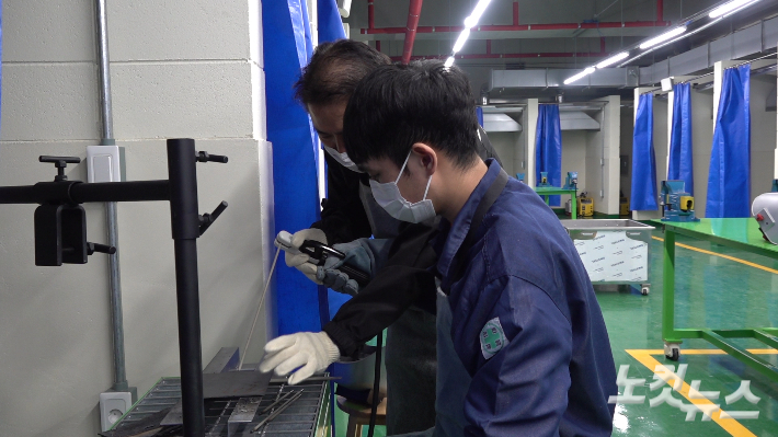 서정대학교 글로벌 산업공학과 용접 관련 전공 실습 과정. 노컷TV 영상 캡처