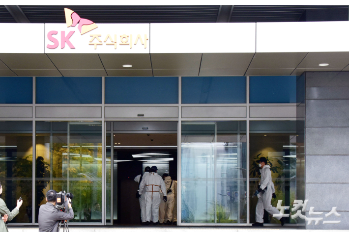 지난 15일 SK C&C 판교 데이터센터에서 발생한 화재로 카카오 시스템 전반에서 장애가 발생한 가운데 16일 오전 경기도 성남시 SK C&C 판교 데이터센터로 화재조사 관계자들이 현장검증을 위해 들어서고 있다. 윤창원 기자