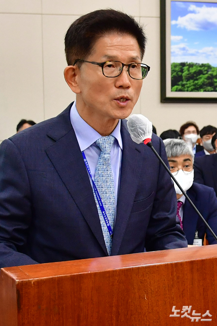 김문수 경제사회노동위원장이 12일 서울 여의도 국회에서 열린 환경노동위원회의 경사노위·중앙노동위원회·최저임금위원회 등에 대한 국정감사에서 과거 자신의 발언에 대해 사과하고 있다. 윤창원 기자