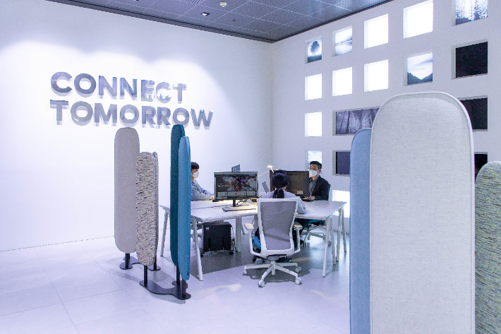 삼성전자가 자율적이고 유연한 근무 문화를 위해 사외 거점 오피스와 사내 자율 근무존을 17일부터 공식 운영한다. 삼성전자 거점 오피스 '딜라이트 서초'(서울 서초구)에서 임직원들이 근무하는 모습. 삼성전자 제공