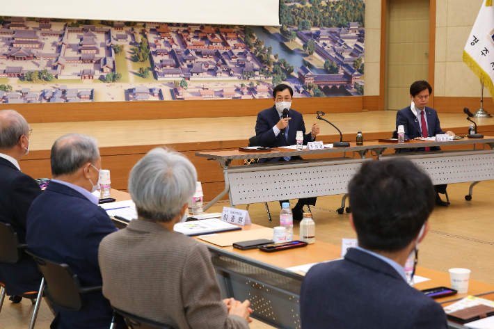 주낙영 경주시장이 미래발전자문위원회 전체회의에 참석해 회의를 주재하고 있다. 경주시 제공