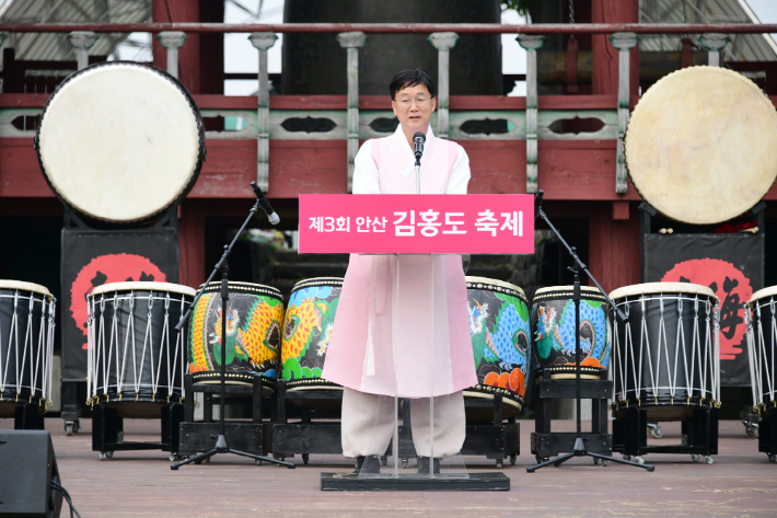 이민근 안산시장이 '제3회 김홍도 축제'에서 관람객들에게 인사말을 전하고 있다. 안산시 제공