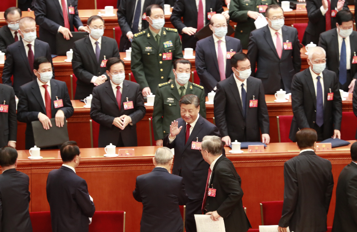 시진핑 중국 국가 주석이 16일 오전 중국 베이징 인민대회당에서 열린 중국 공산당 제20차 전국대표대회(당대회) 개막식을 마치고 퇴장하고 있다. 연합뉴스