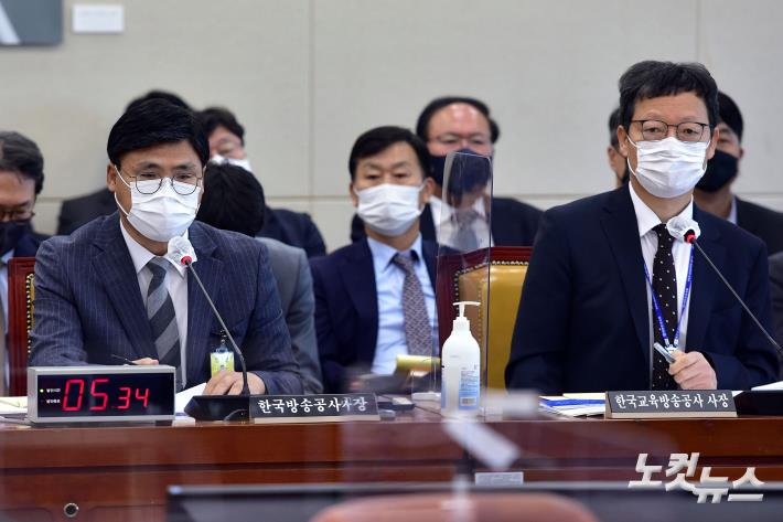 김의철 한국방송공사 사장이 17일 서울 여의도 국회에서 열린 과학기술정보방송통신위원회의 한국방송공사(KBS), 한국교육방송공사(EBS)에 국정감사에서 의원 질의에 답변을 하고 있다. (오른쪽 김유열 한국교육방송공사 사장)