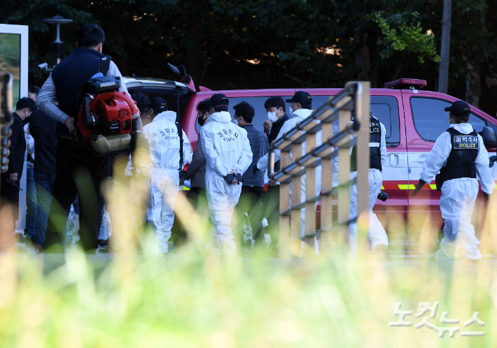 17일 오전 경기도 성남 분당구 SK 주식회사 C&C 데이터센터 화재 현장에서 경찰과 국립과학수사연구원, 소방당국, 전기안전공사 등 유관 기관 관계자들이 2차 합동 감식을 위해 건물 안으로 들어서고 있다. 성남=황진환 기자