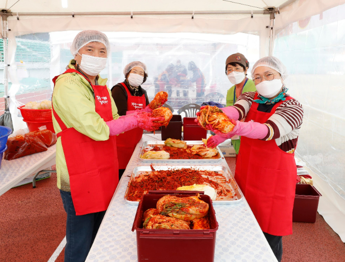 지난해 김장담그기 체험. 괴산군 제공