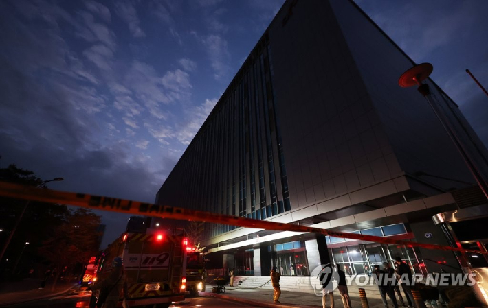 (성남=연합뉴스) 홍기원 기자 = 15일 오후 화재가 발생한 경기도 성남시 분당구 삼평동 SK 판교 캠퍼스 A동에서 소방관들이 분주하게 움직이고 있다.     이 불로 현재 카카오톡, 포털사이트 다음 등 통신 장애가 발생하고 있다. 2022.10.15 xanadu@yna.co.kr 연합뉴스