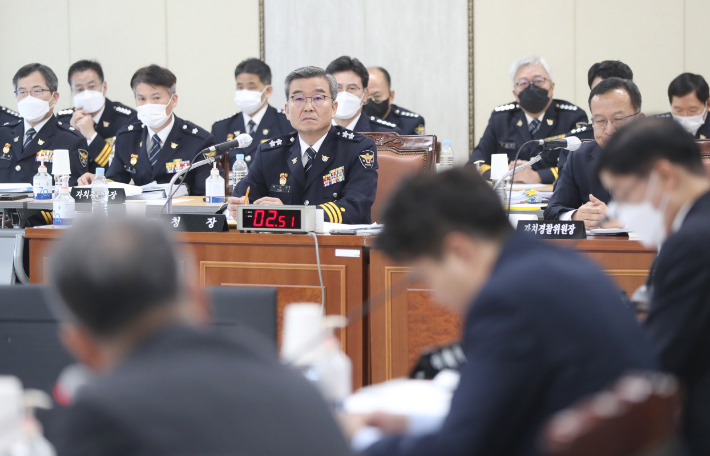 17일 오후 울산경찰청에서 열린 국회 행정안전위원회의 국정감사에서 박성주 울산경찰청장이 질의를 듣고 있다. 연합뉴스