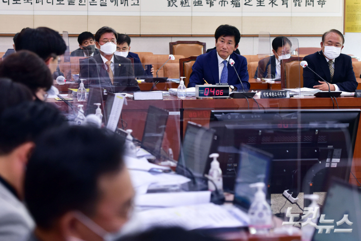17일 서울 여의도 국회에서 열린 법제사법위원회의 헌법재판소(사무처) 국정감사. 윤창원 기자