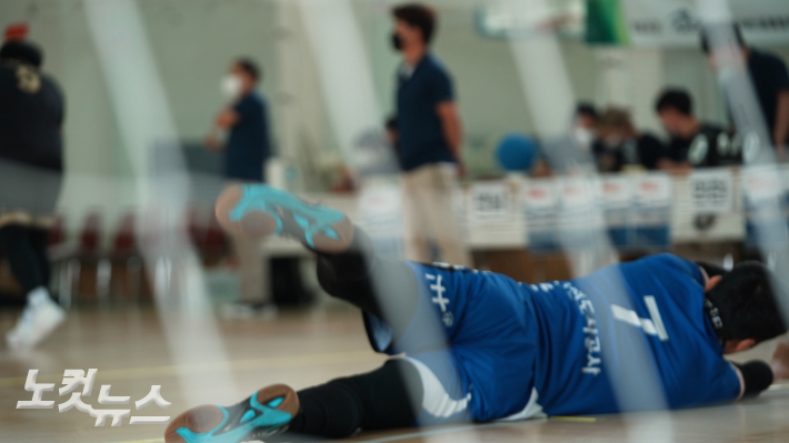 iH 인천도시공사 방청식 골볼선수가 지난달 17일부터 이달 7일까지 서울 강동구 상일동 고덕사회체육센터에서 열린 '2022 골볼리그전' 경기 중 수비하는 모습. 