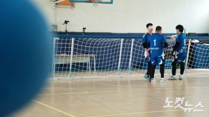 iH 인천도시공사 골볼선수들이 지난달 17일부터 이달 10일까지 서울 강동구 상일동 고덕사회체육센터에서 열린 '2022 골볼리그전' 경기 중 작전회의를 하는 모습.