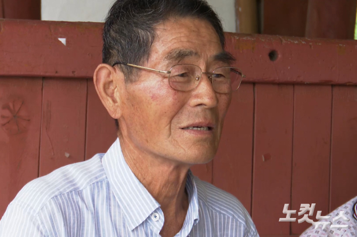 한국전쟁이 터지고 학교에 다니지 못했던 유재경(81)씨는 작은아버지가 자신에게 대신 한글을 가르쳐주었다고 말했다. 정민환 감독