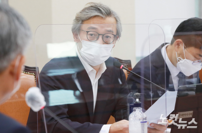 전재수 더불어민주당 의원이 15일 오후 서울 여의도 국회에서 열린 정무위원회의 국민권익위원회, 국가보훈처 등에 대한 국정감사에서 질의를 하고 있다. 윤창원 기자